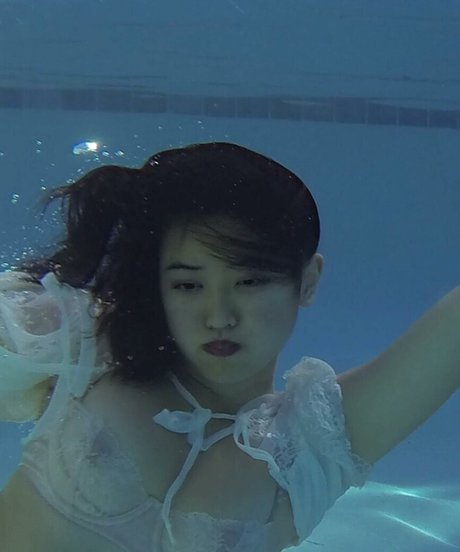 Naakte gelekte OnlyFans-foto van Lydia Ren