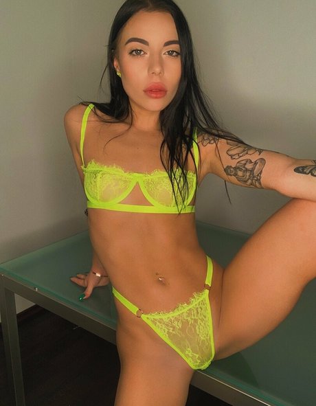 Naakte gelekte OnlyFans-foto van Bellablackfree