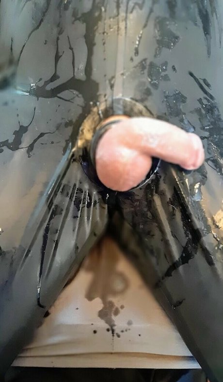 Naakte gelekte OnlyFans-foto van Heavyrubberette
