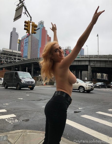 Naakte gelekte OnlyFans-foto van Heyitsapril