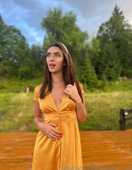 Naakte gelekte OnlyFans-foto van Adeletop