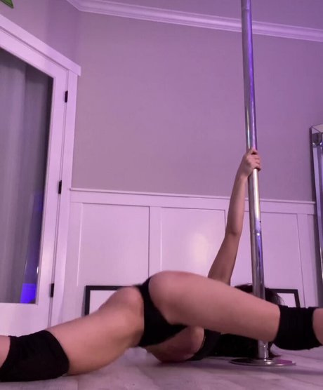 Naakte gelekte OnlyFans-foto van Cameron Canela