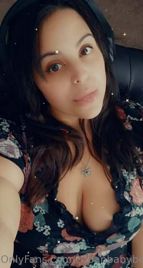 Naakte gelekte OnlyFans-foto van Cubanbabybella