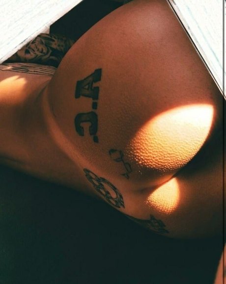 Naakte gelekte OnlyFans-foto van Tattstoner