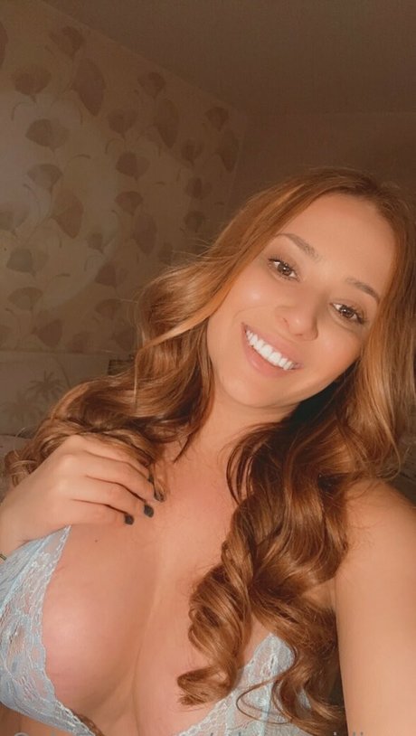 Naakte gelekte OnlyFans-foto van Dinahouse