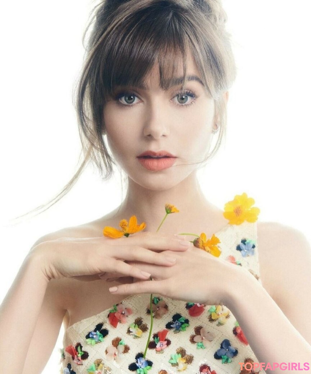 Naakte gelekte OnlyFans-foto van Lily Collins #27 Naakte gelekte OnlyFans-foto van Lily Collins #27