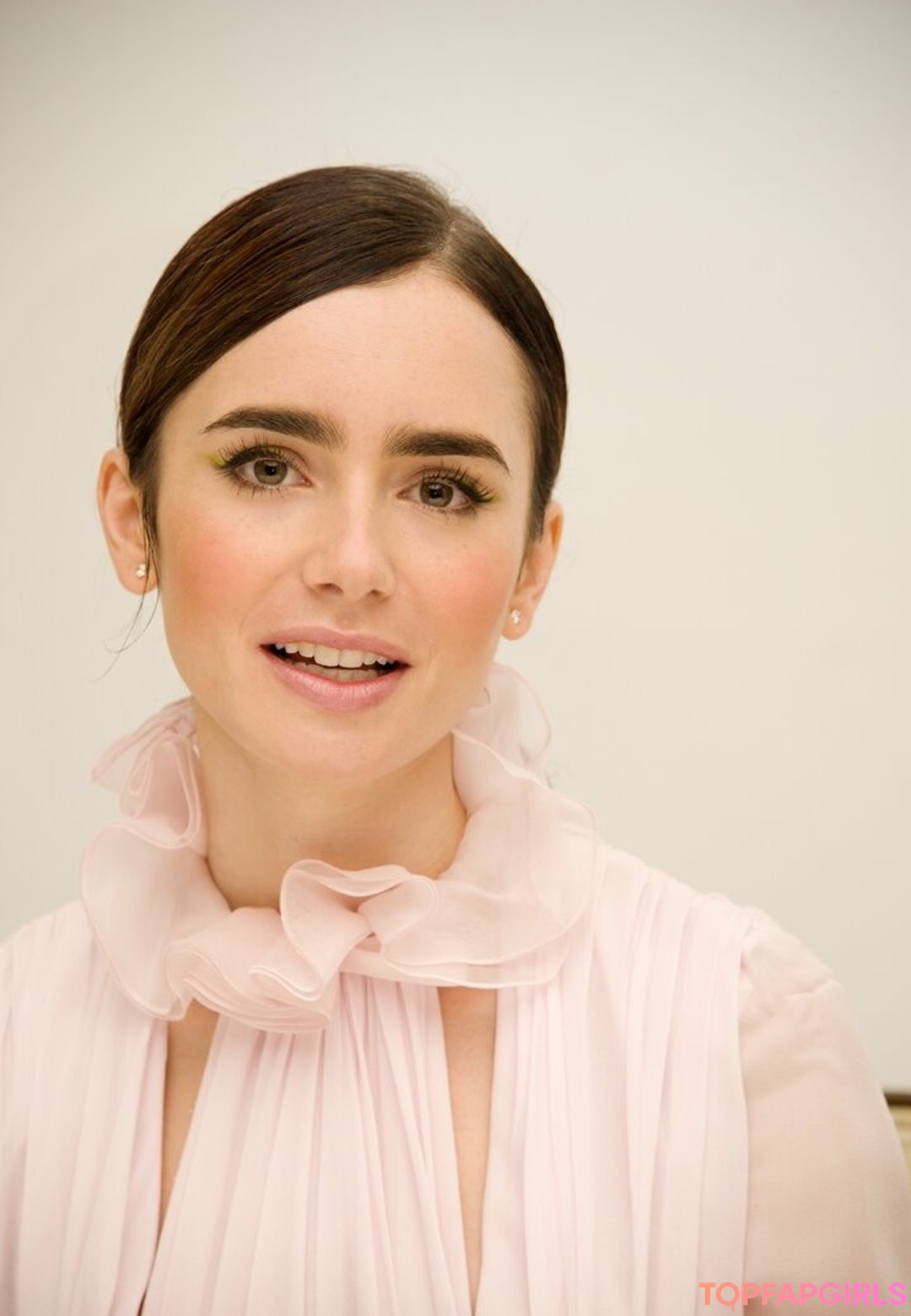 Naakte gelekte OnlyFans-foto van Lily Collins #9 Naakte gelekte OnlyFans-foto van Lily Collins #9
