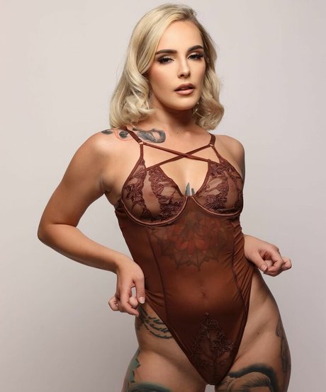 Naakte gelekte OnlyFans-foto van Virginia Suicide