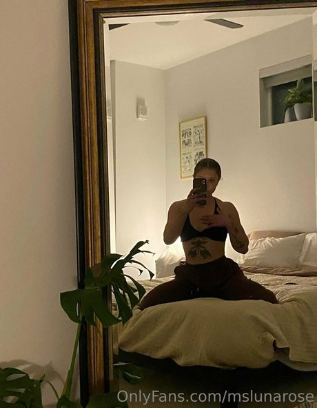 Naakte gelekte OnlyFans-foto van Mslunarose
