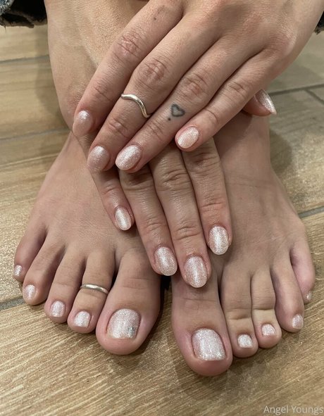 Naakte gelekte OnlyFans-foto van Angelyoungsxxx
