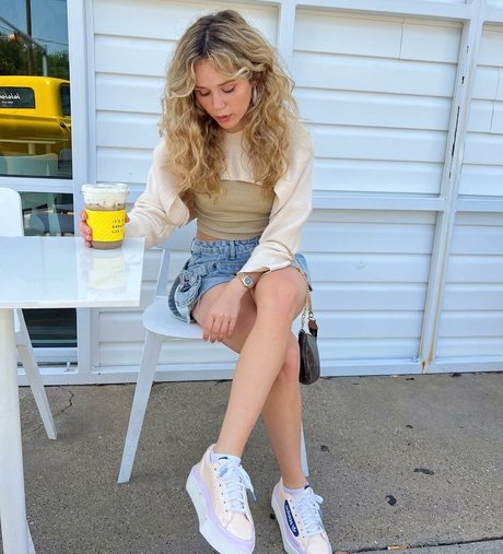Naakte gelekte OnlyFans-foto van Brec Bassinger