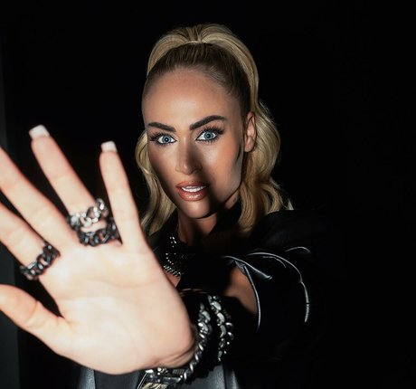 Naakte gelekte OnlyFans-foto van Alisha Lehmann