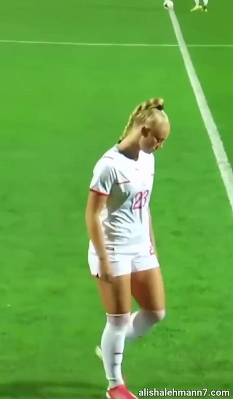 Naakte gelekte OnlyFans-foto van Alisha Lehmann