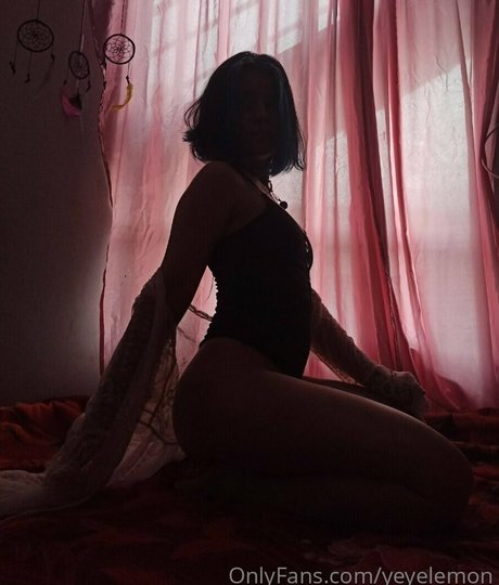 Naakte gelekte OnlyFans-foto van Yeyelemon