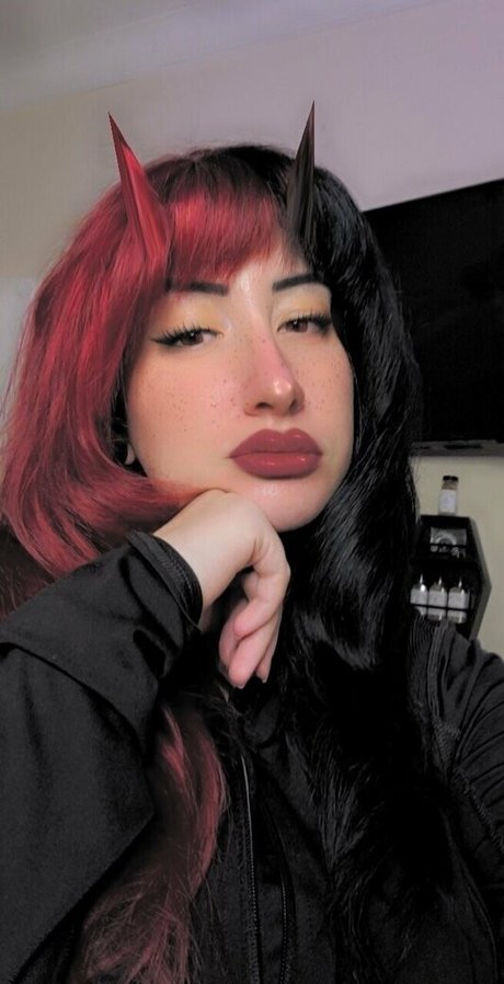 Naakte gelekte OnlyFans-foto van Poppycarmine
