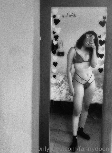 Naakte gelekte OnlyFans-foto van Fannydoom