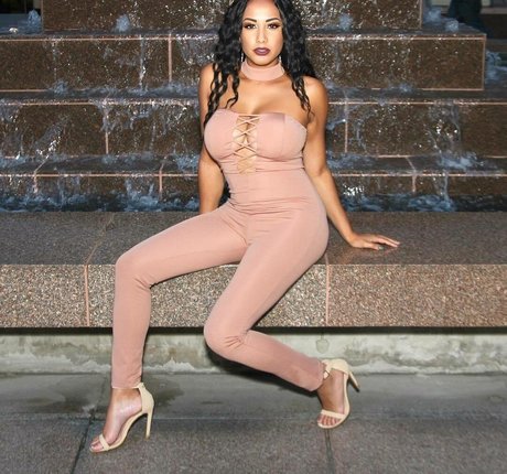 Naakte gelekte OnlyFans-foto van Leila Grey