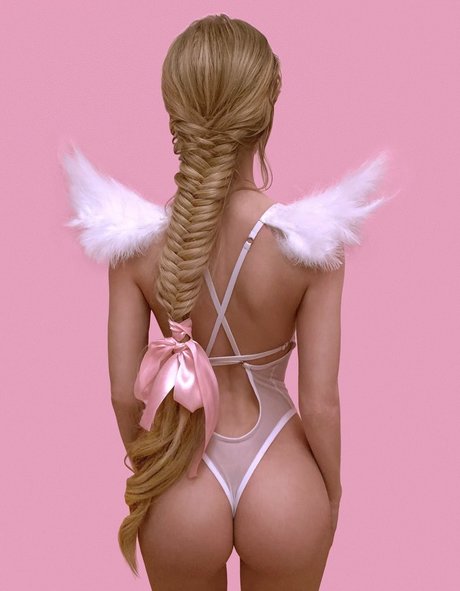 Naakte gelekte OnlyFans-foto van Angelica Kenova