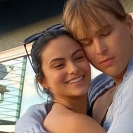 Naakte gelekte OnlyFans-foto van Camila Mendes