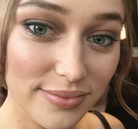Naakte gelekte OnlyFans-foto van Alycia Debnam Carey