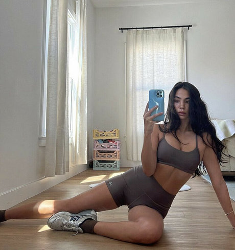 Naakte gelekte OnlyFans-foto van Christina Nadin