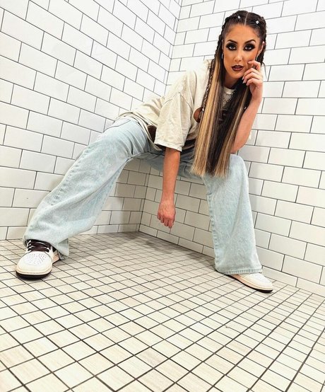 Naakte gelekte OnlyFans-foto van Dr Britt Baker