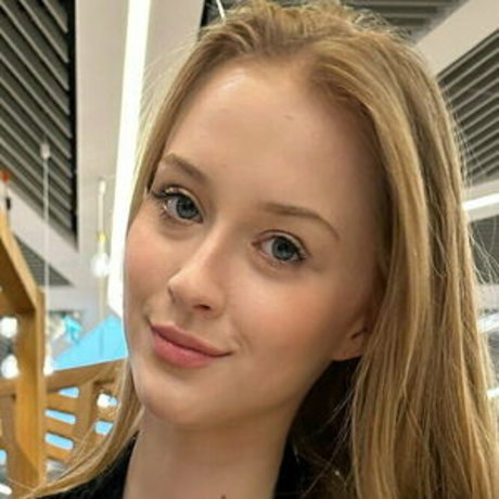 Naakte gelekte OnlyFans-foto van Littlepolilshangel