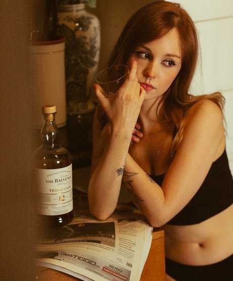 Naakte gelekte OnlyFans-foto van Flavia Sayuri