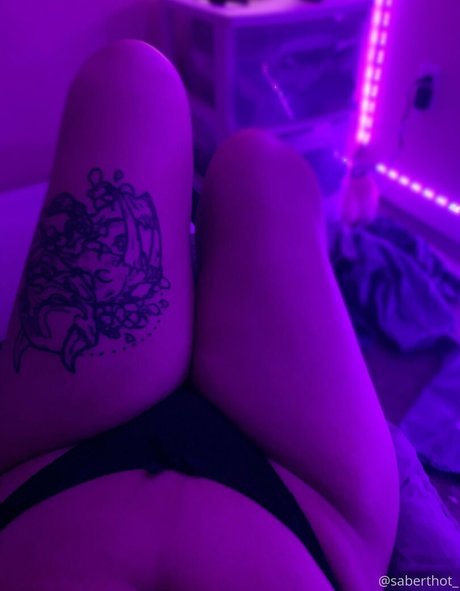 Naakte gelekte OnlyFans-foto van Saberthot