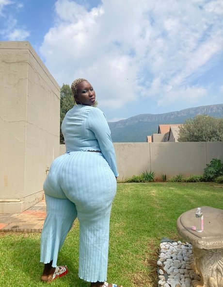 Naakte gelekte OnlyFans-foto van South African Thick