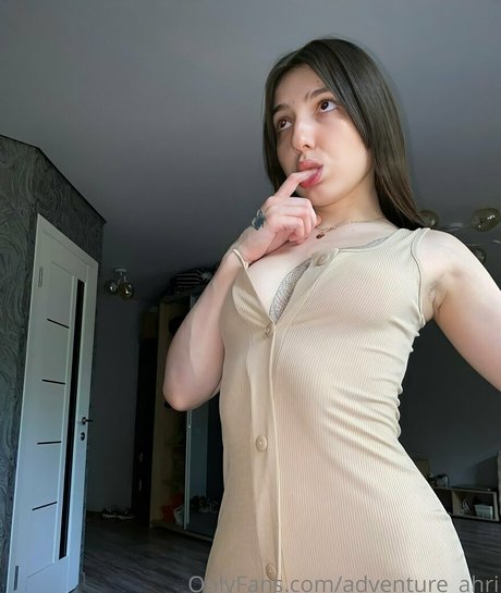 Naakte gelekte OnlyFans-foto van Adventureahri