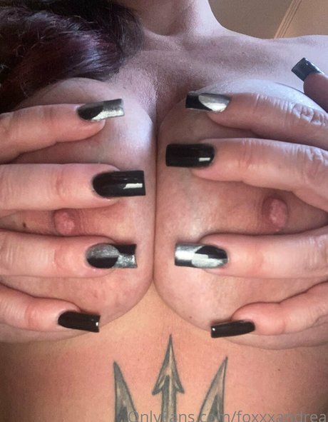 Naakte gelekte OnlyFans-foto van Foxxxandrea