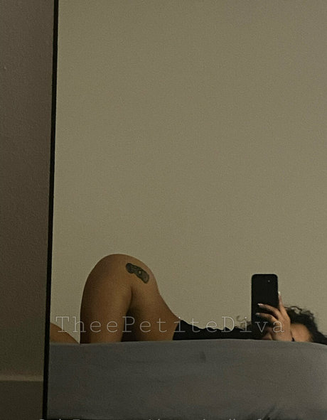 Naakte gelekte OnlyFans-foto van Thepetitedivafreepage