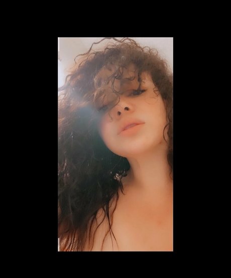 Naakte gelekte OnlyFans-foto van Sanaesosexy
