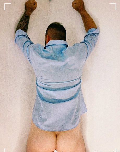 Naakte gelekte OnlyFans-foto van Inkeddilf