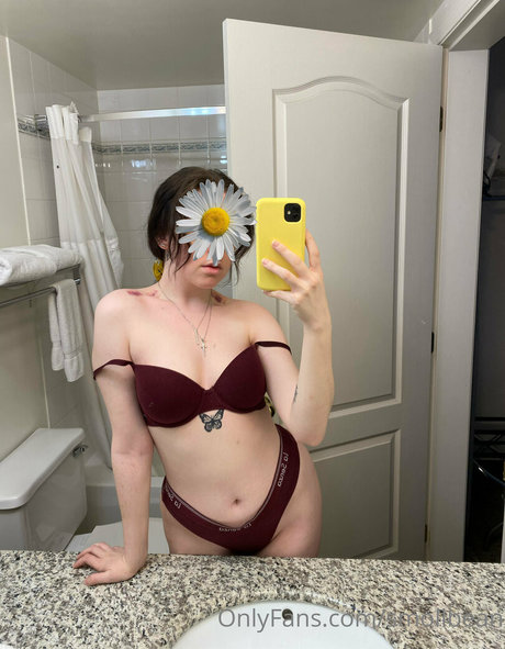 Naakte gelekte OnlyFans-foto van Smollbean