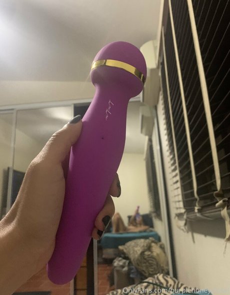 Naakte gelekte OnlyFans-foto van Purplehoneydiesel