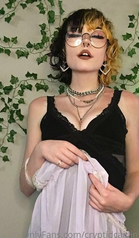Naakte gelekte OnlyFans-foto van Cryptidcaitlin