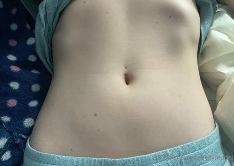 Naakte gelekte OnlyFans-foto van Bellymodel