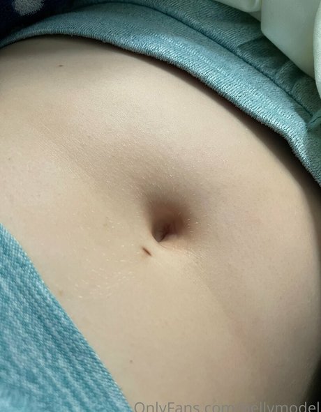 Naakte gelekte OnlyFans-foto van Bellymodel