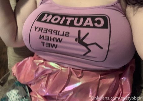 Naakte gelekte OnlyFans-foto van Bustybbgirl