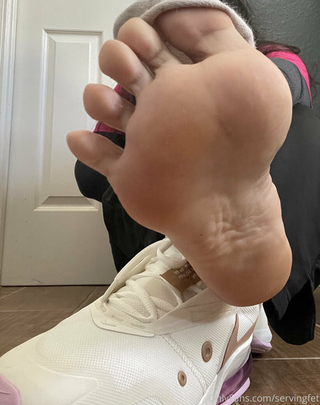Naakte gelekte OnlyFans-foto van Servingfet