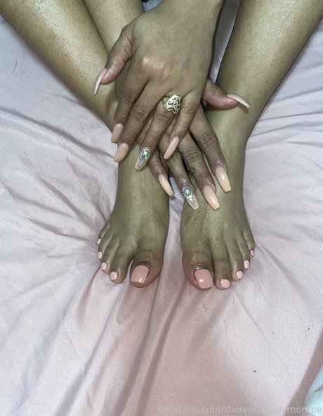 Naakte gelekte OnlyFans-foto van Therealbeautymonroe