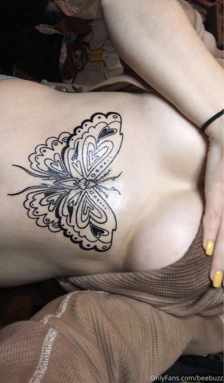 Naakte gelekte OnlyFans-foto van Beebuzz