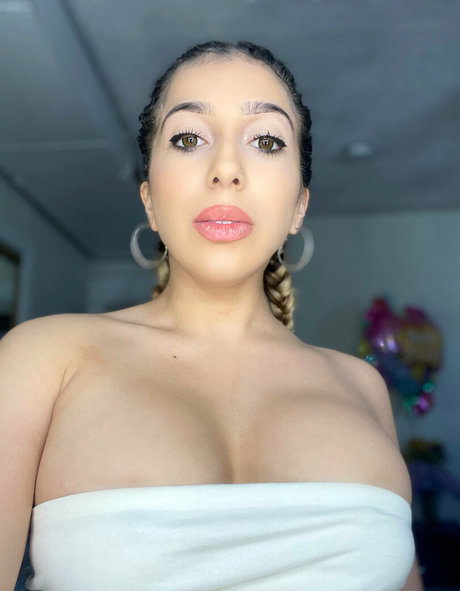 Naakte gelekte OnlyFans-foto van Seenaughtynadia