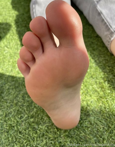 Naakte gelekte OnlyFans-foto van Footsiewithkitty