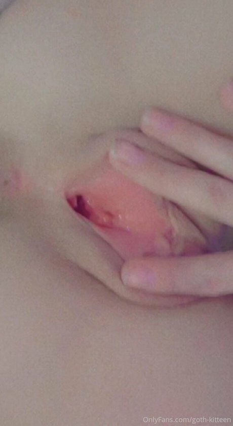 Naakte gelekte OnlyFans-foto van Gothkitteen