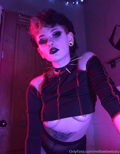 Naakte gelekte OnlyFans-foto van Veeginas