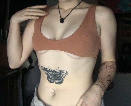 Naakte gelekte OnlyFans-foto van Veeginas