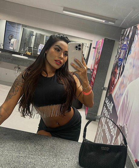 Naakte gelekte OnlyFans-foto van Sayuri
